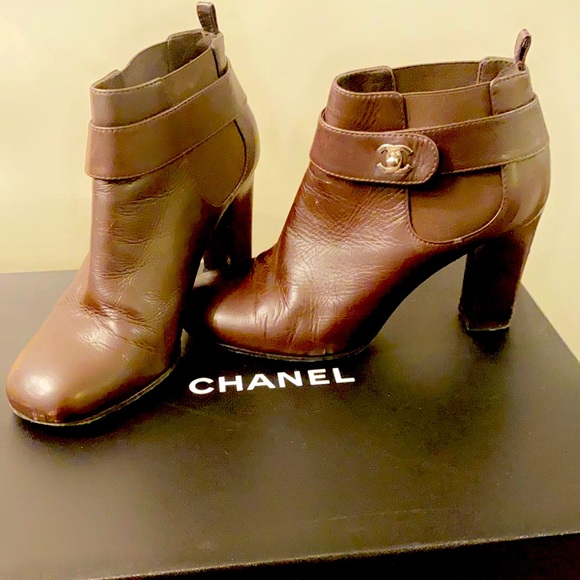 Chanel Brown Leather Ankle Boots with interlocking CC lock, size 39/9 - Picture 1 of 2